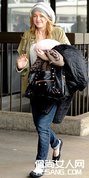 机场当秀场 飞也穿得很给力（图）