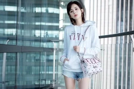 迪丽热巴好身材一览无余,古力娜扎短裙还敢抬脚真撩!