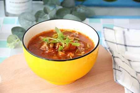 夏季女性去湿气的食物?牛腩西红柿土豆汤养胃去湿气