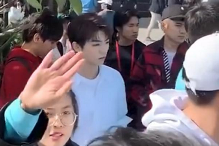 王俊凯被黄牛陌生男搭肩搂背,反应灵敏甩开道出安保隐患