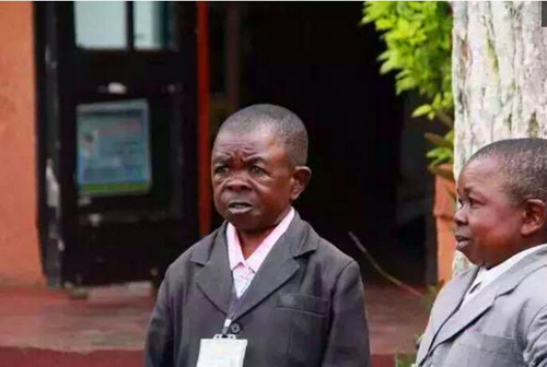 世界上结婚最小的人永远长不大