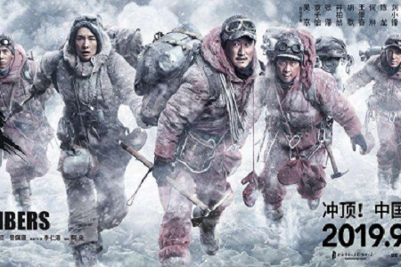 《攀登者》祖国70华诞献礼,只为国旗飘扬 燃哭万千攀登者