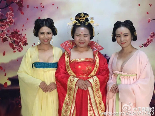 娱乐圈最烂十大女星之一干露露内裤被当众扯下