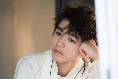 王俊凯被黄牛陌生男搭肩搂背,反应灵敏甩开道出安保隐患