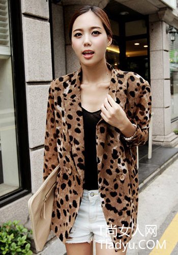 初秋街头风性感Queen