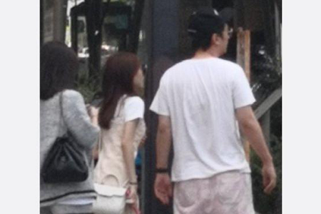 王思聪日本约会两辣妹,网友直呼:左拥右抱艳福不浅