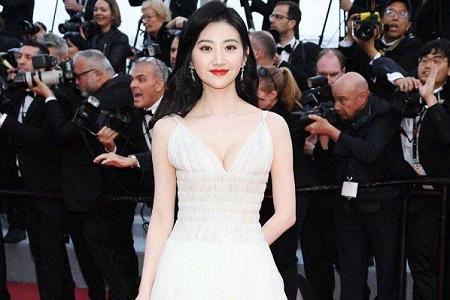 戛纳电影节:景甜白色纱裙似仙女下凡,别致妆容大吸眼球