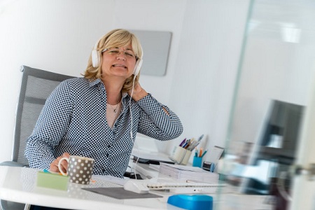 女性驼背脖子疼睡不着,就用意念来养生