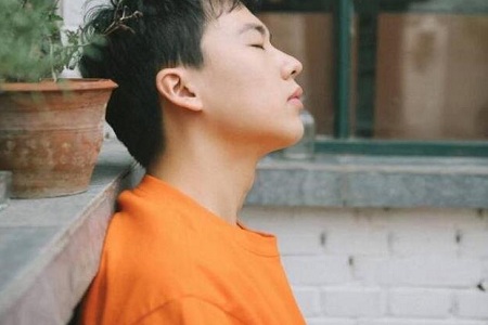 郭麒麟开超跑被网友偶遇，原来这才是富二代该有的样子