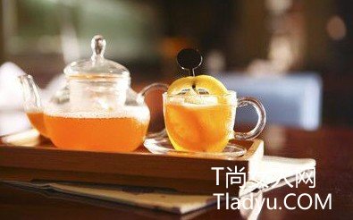 调酒师用日本酒调制的鸡尾酒