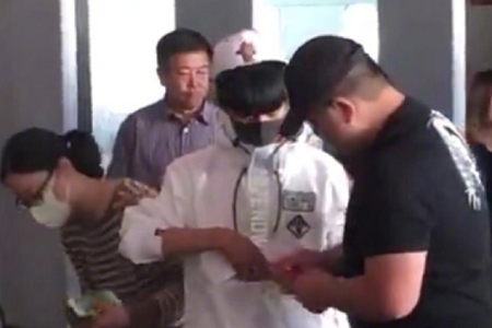 易烊千玺真人版哆啦A梦兜,网友调侃“你的熊大呢?”