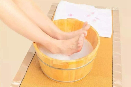女人每天泡脚的好处，冬季泡脚注意这三点养生效果好