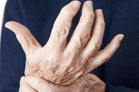 手抖是什么原因引起的年轻人?这五个原因要及时治疗改善