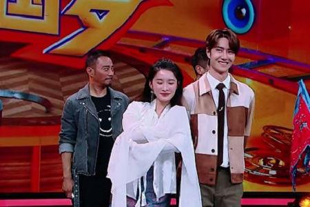 李沁跳水袖舞撩王一博,一颦一笑太妩媚,少年被撩害羞了