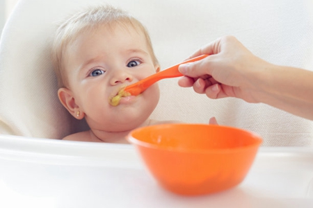 喂孩子吃饭的危害,这四个饮食习惯对宝宝并不健康