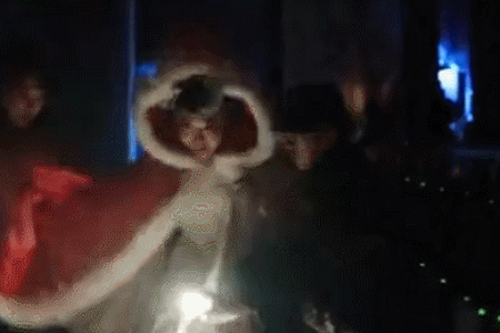 李玉刚《昭君出塞》退场摔倒仍谢幕，网友怒赞这才是艺术家