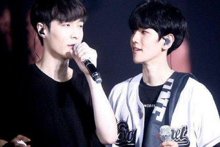 张艺兴边伯贤韩国逛街,力破兄弟不和传闻,看来EXO真情谊