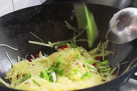 酸辣土豆丝的做法,酸辣土豆丝的家常做法步骤