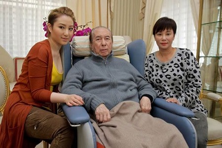 赌王何鸿燊4个妻子,原配黎婉华是贵族大小姐