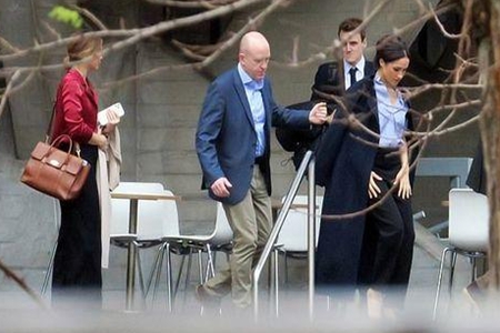 哈里王子放弃王室身份,影响哈里的究竟是戴安娜还是梅根?