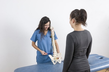 女性肩颈疼痛，麦肯基疗法改善双下巴