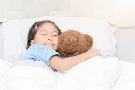 孩子睡觉哭闹怎么回事，这三招缓解孩子睡觉难题