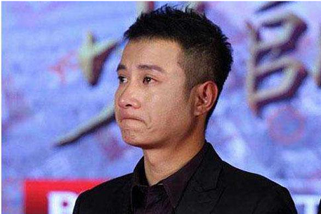 文章否认新恋情,称:只是朋友帮系安全带不是热吻