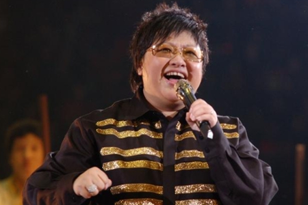 华语歌手韩红病后首晒照，憔悴神情及黑眼圈令人心碎