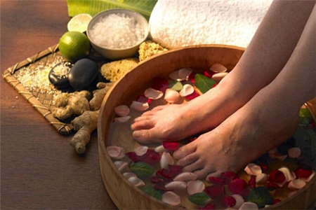 女生用什么泡脚好,加入这几味中药材祛湿排毒祛痘调经期