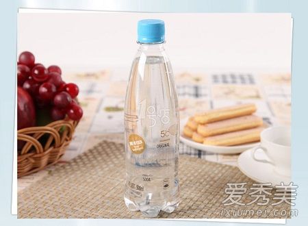 苏打水饮料是什么囗味 苏打水饮料是苏打水吗