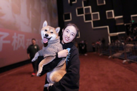 张子枫新片《宠爱》路演,小H探班子枫妹妹激动成“瓢哥”