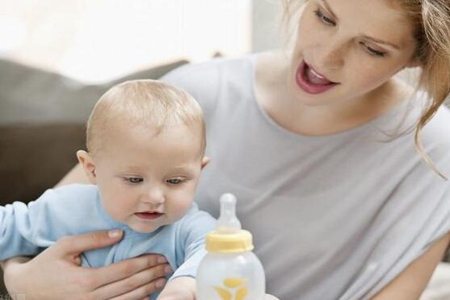 宝宝吐奶怎么办?这三个方法缓解宝宝吐奶情况