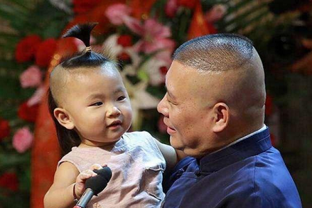 郭德纲小儿子郭安迪近照,齐刘海锅盖头绝对是亲生