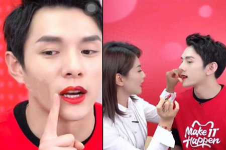 刘涛为李佳琦涂三种口红 动作很是暧昧 网友:过分了!