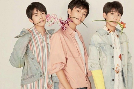 王源机场帮粉丝捡鞋,“水晶”鞋在手完全不嫌弃