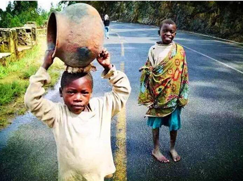 世界上结婚最小的人永远长不大