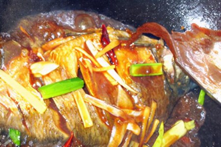 红烧鲫鱼怎么做好吃呢？红烧鲫鱼的做法和步骤