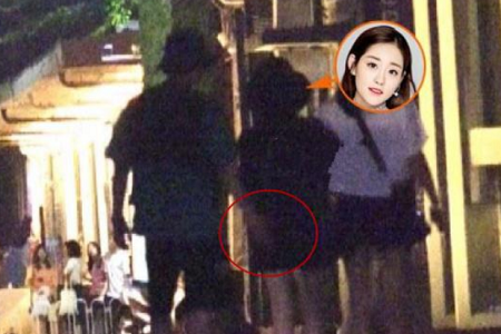 /></p><p> 而果不其然,在她们三个人并排走的时,神奇的一幕就来了,只见那一名男子十分大胆的用手摸祝绪丹的屁股,而对于男子这突如其来的行为祝绪丹显然也是吓到了,于是她就连忙用手推开,而祝绪丹与该名神秘男子究竟是什么关系,真的是令人捉摸不透。</p><img src=