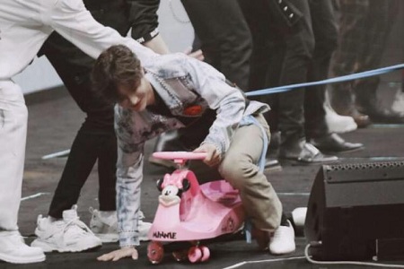 陈情令告别演唱会 王一博骑粉色小摩托车 网友：绝对是故意输