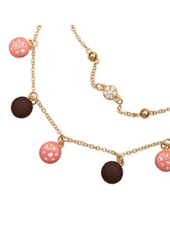 夸张的项链 尽显大家闺秀风范