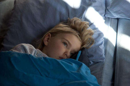 为什么小孩晚上睡着老蹬被子?有可能是这个几个原因造成的