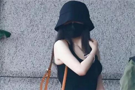 杨幂最新机场图曝光  佩戴海洋之心项链