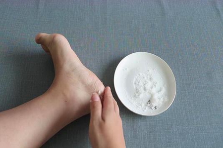 脚后跟干裂起硬皮怎么办,这三个脚后跟干裂治疗方法