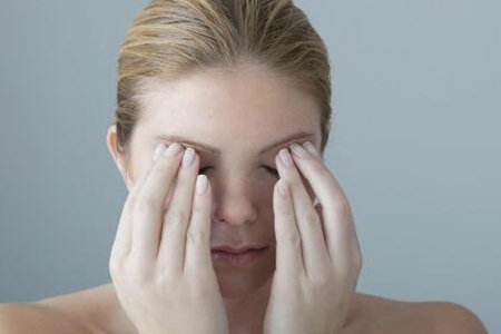 角膜炎的症状是哪些？这三个症状表现及时改善治疗